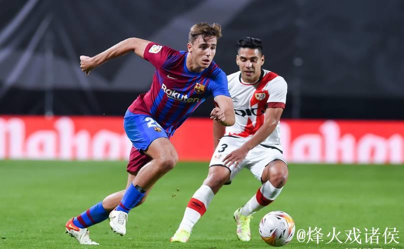 击败奥萨苏纳后，巴萨球员们放松身心观看板式网球赛